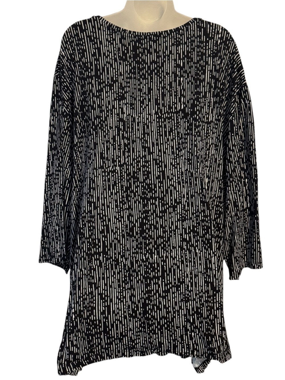 Catherine's Black & White 3/4 Sleeves V-Neck Patterned Casual Top PLUS: 5X #J - Picture 4 of 7